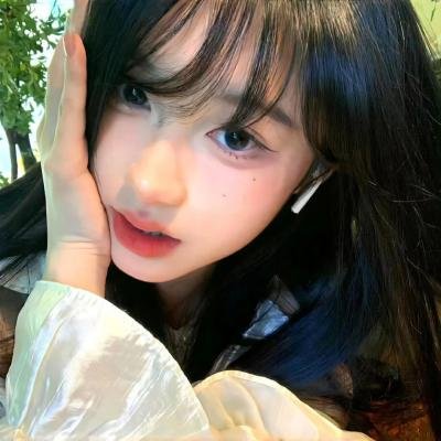 照片中的女孩